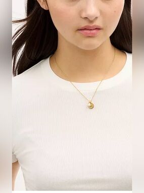 COACH
Imitation Pearl Signature C Textured Coin Pendant .new no tag